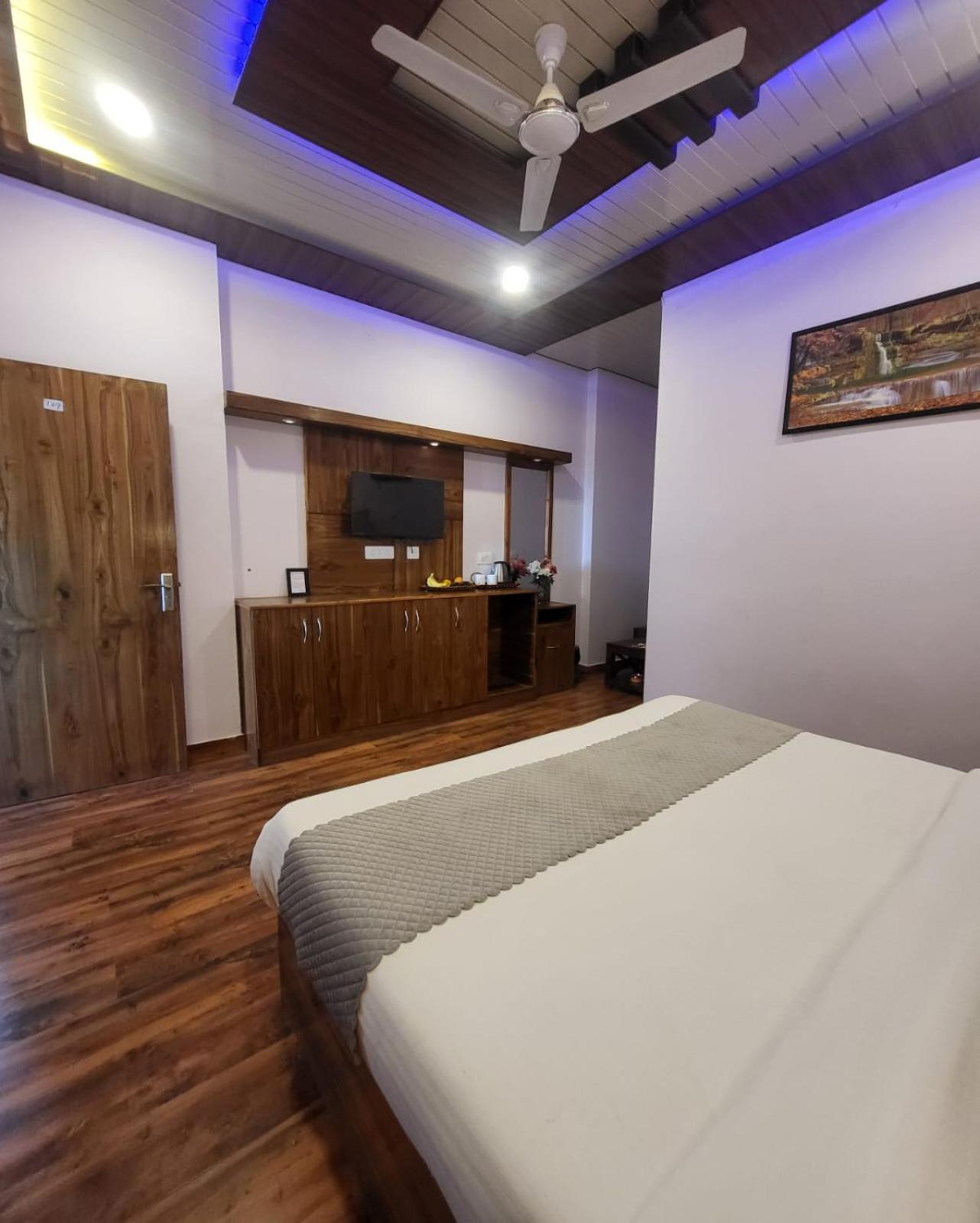 Hotel Kasauli View Cafe Restaurant Open Terrace Mountain View Exterior foto